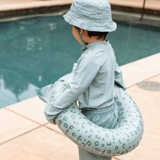 Grüner Leoparden-Pool-Schwimmreifen