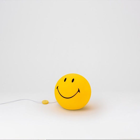 Lampe Smiley Star Light Mr Maria allumée, avec câble d’alimentation