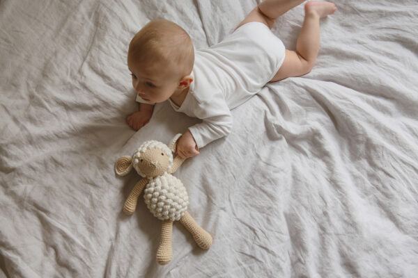 Beige Schafsdecke.