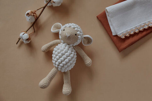 Beige Schafsdecke.