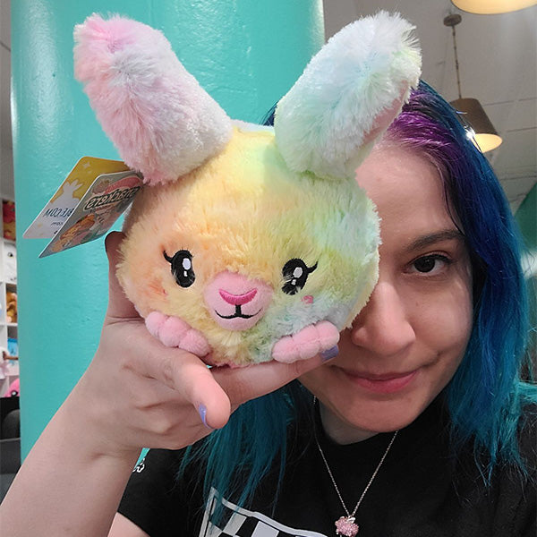 Peluche Snacker Squishable – Lapin Tie-Dye
