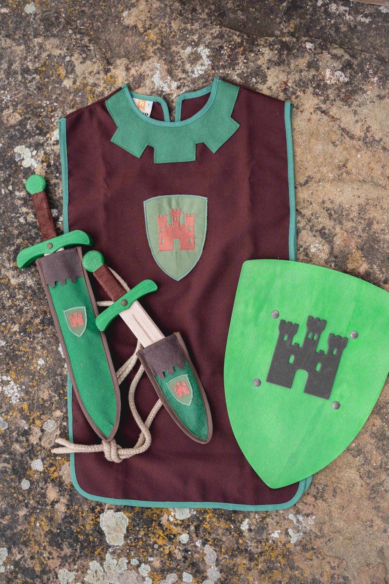 Grüner Sperrholzschild Kamelot kleines Modell mit Burg