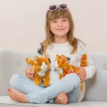 Stehendes Plüschtier einer getigerten Katze