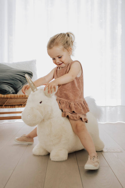 Weiches, hüpfendes Einhorn