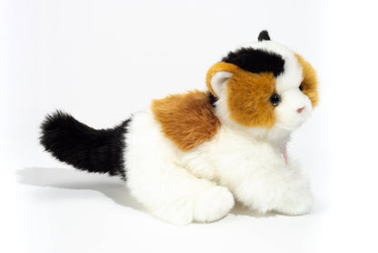 Plüschtier einer dreifarbigen Katze
