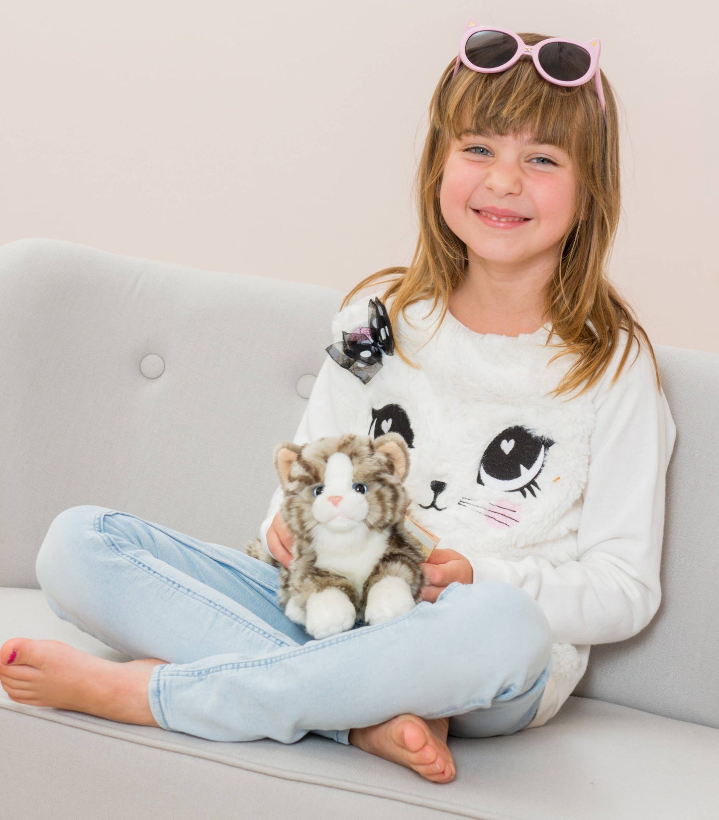 Graues Plüschtier einer schlafenden Katze