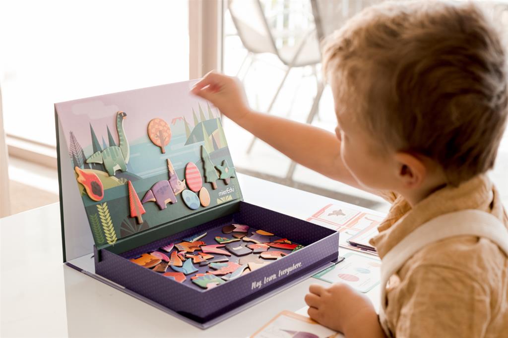 Magnetic Book - The World of Dinosaurs