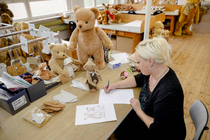 Plüschfigur des gestiefelten Katers