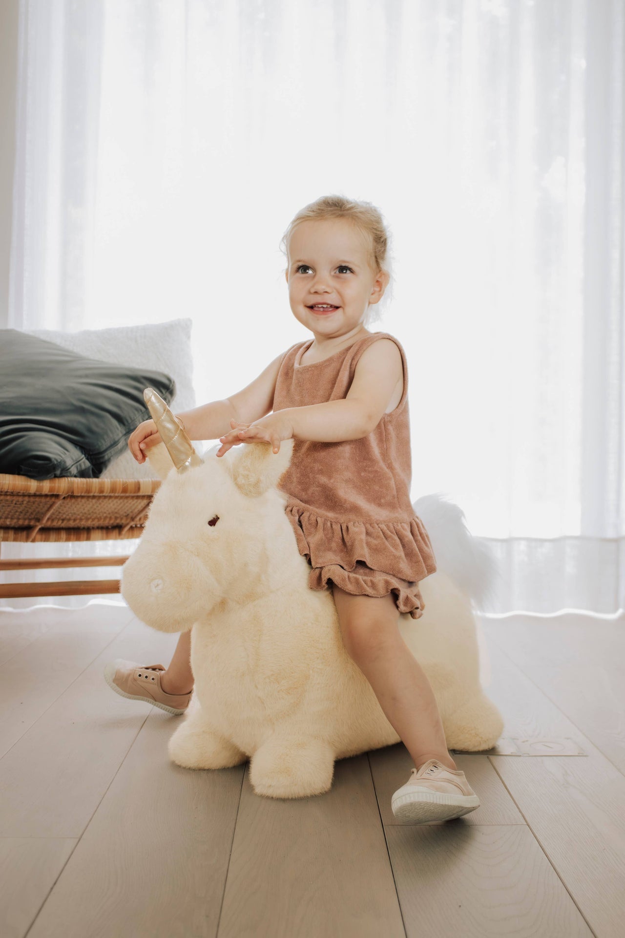 Weiches, hüpfendes Einhorn
