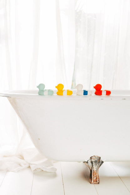 Flo The Floatie bleu marine – Jouet de bain et dentition bébé – vue produit 15