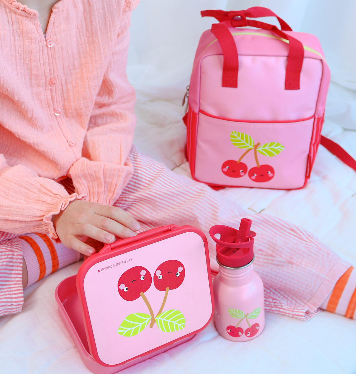 Petit sac à dos carré enfant - Cerises joyeuses – vue 7 – A Little Lovely Company