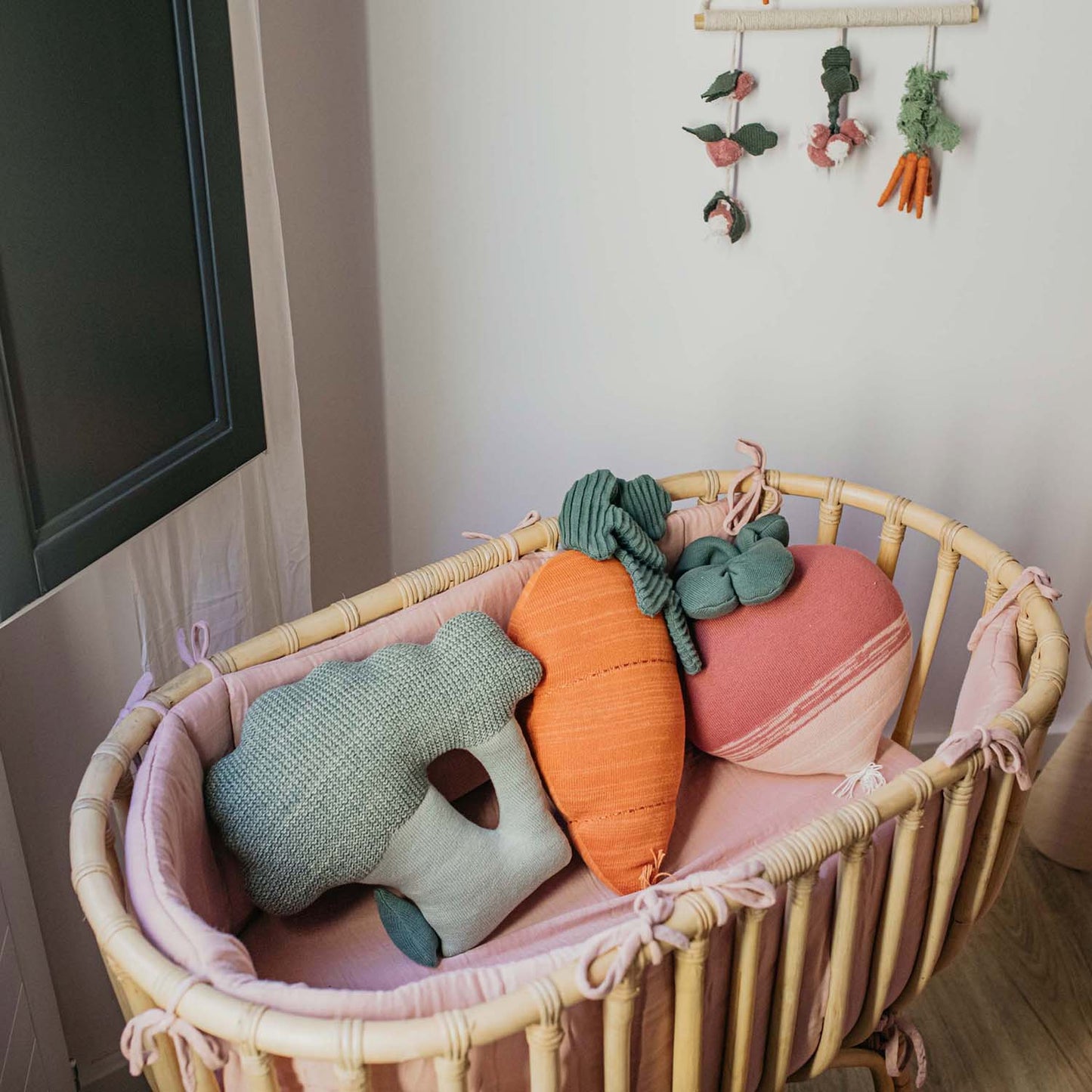 Coussin tricoté Cathy la Carotte – vue produit 4
