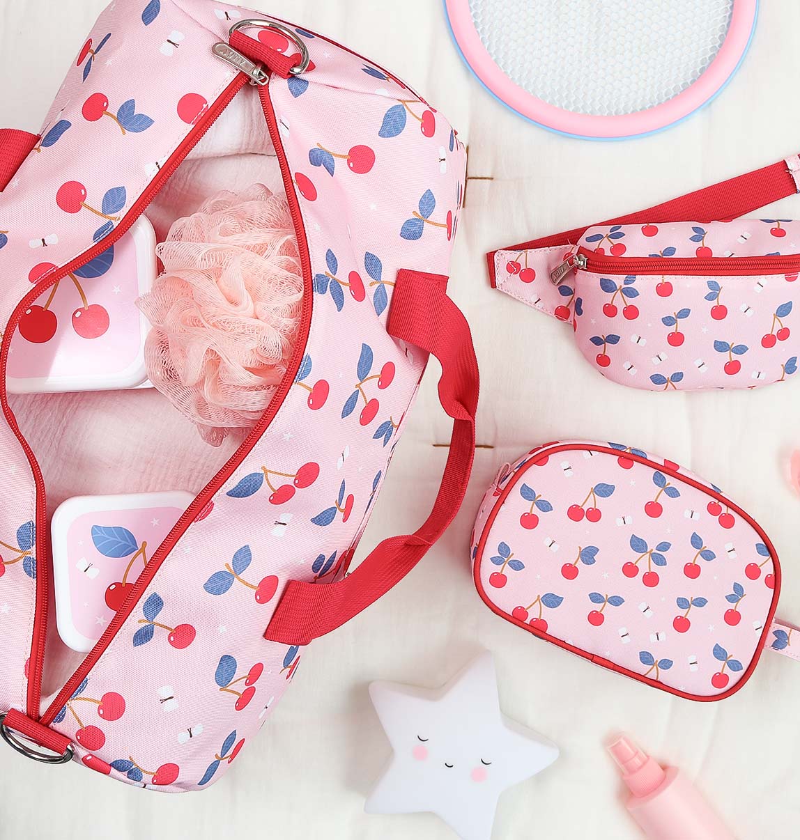 Trousse de toilette enfant - Cerises – vue 6 – A Little Lovely Company