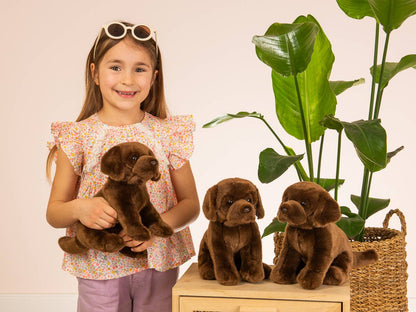 Dunkelbraunes sitzendes Labrador-Plüschtier