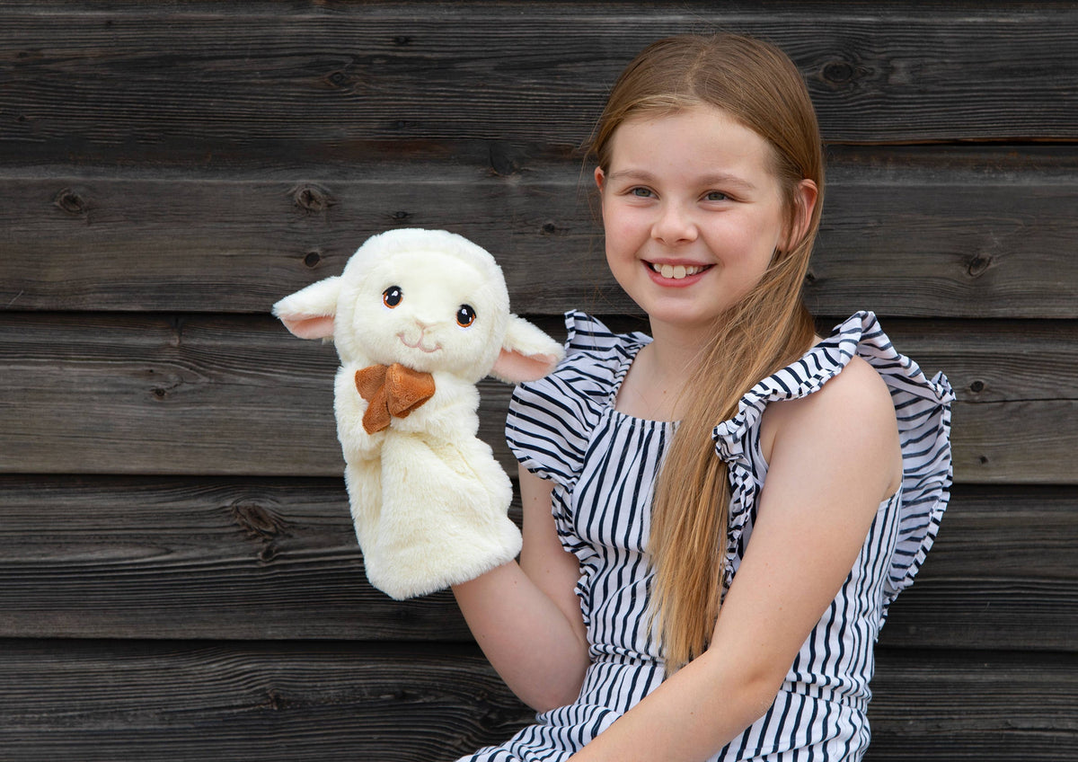Enfant utilisant une marionnette mouton Keeleco 27 cm