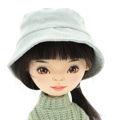 Lilu-Puppe mit grünem Pullover, 32 cm