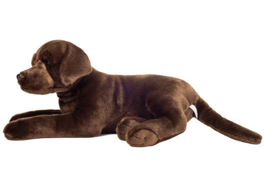 Schokoladenbraunes Labrador-Plüschtier liegt