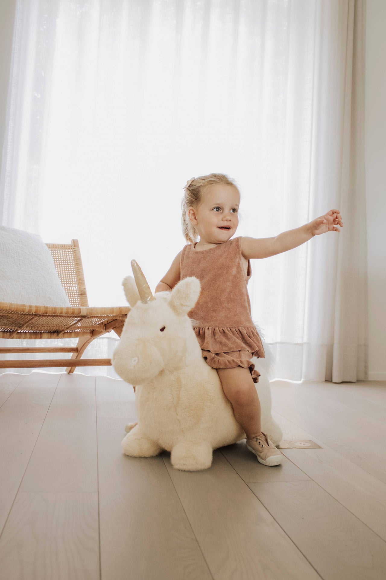 Weiches, hüpfendes Einhorn