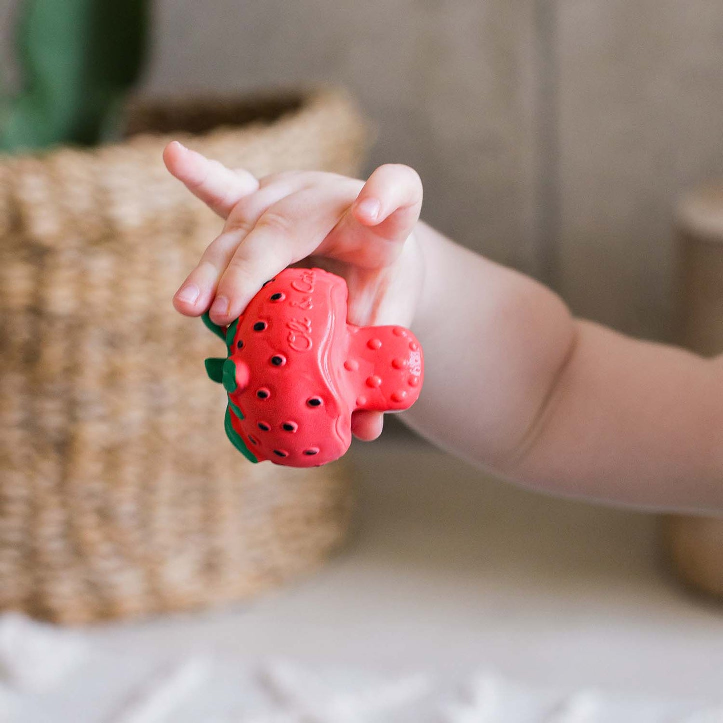 Sweetie la Fraise – Mini jouet de dentition bébé – vue produit 6